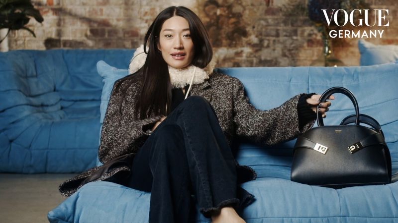 Peggy Gou offnet ihre Tasche mit SuBkartoffel koreanischer Gesichtsmaske In the Bag VOGUE