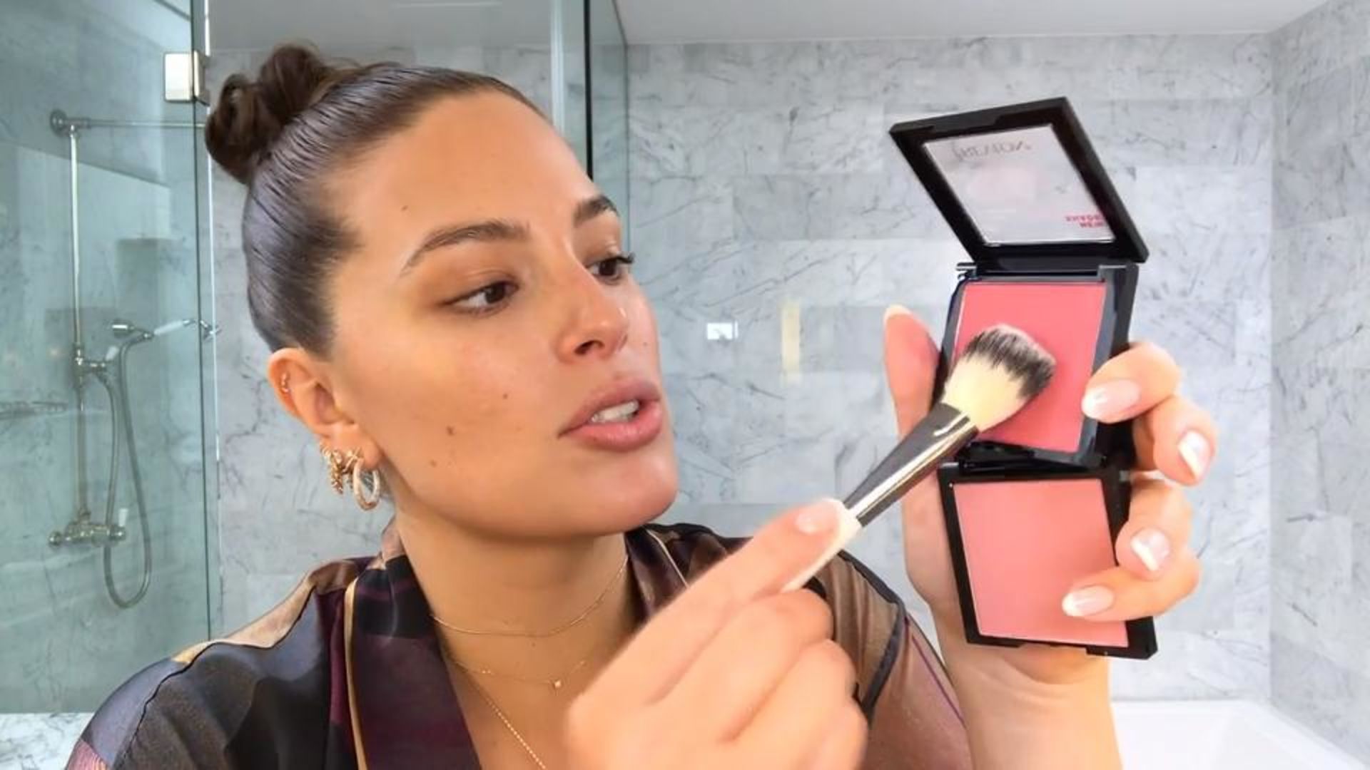 Watch Il beauty e makeup tutorial di Ashley Graham Vogue Italia(01)
