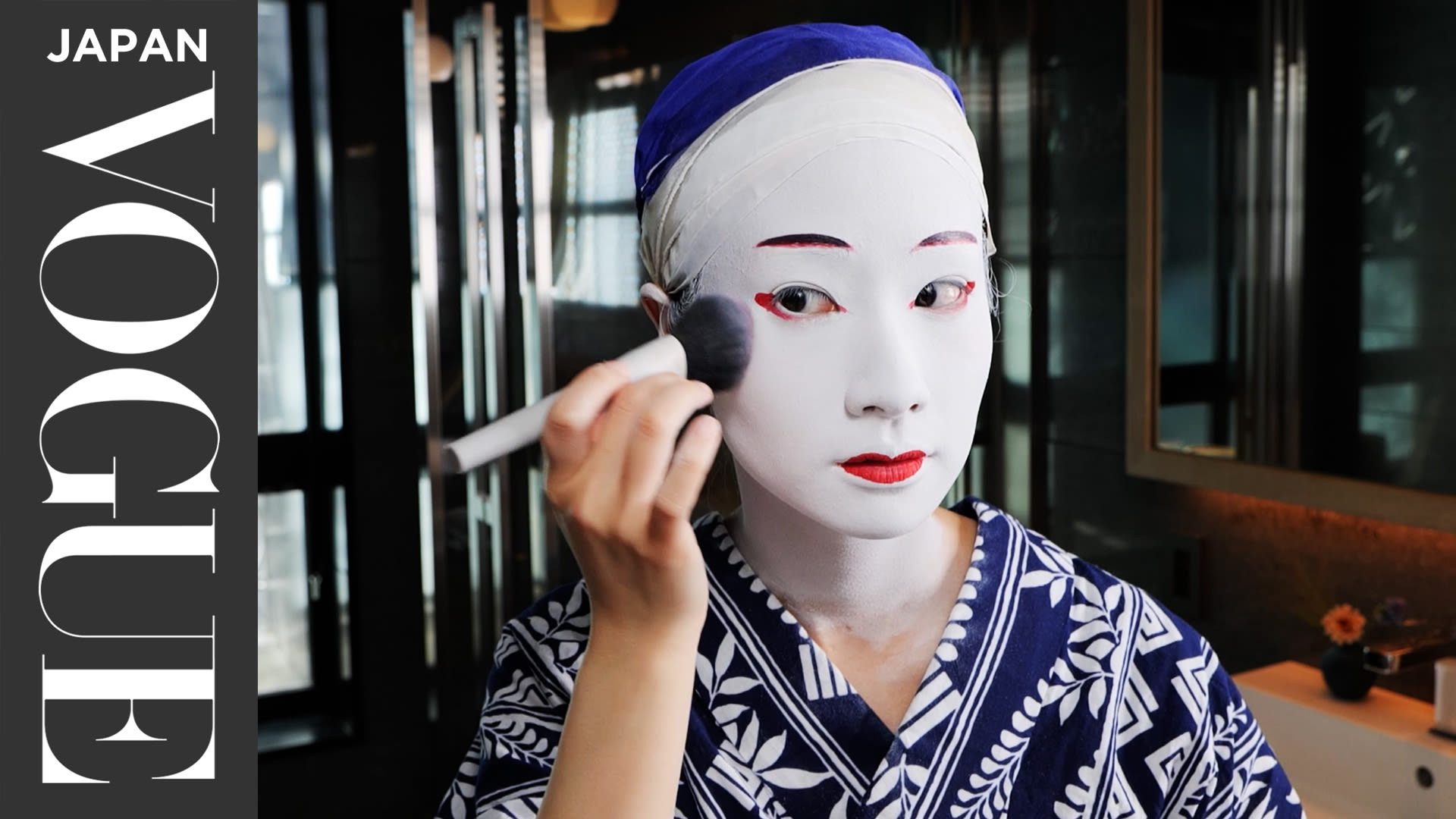 藤間爽子が、日本舞踊の伝統的な化粧法を特別披露！| Beauty Secrets - VOGUE JAPAN
