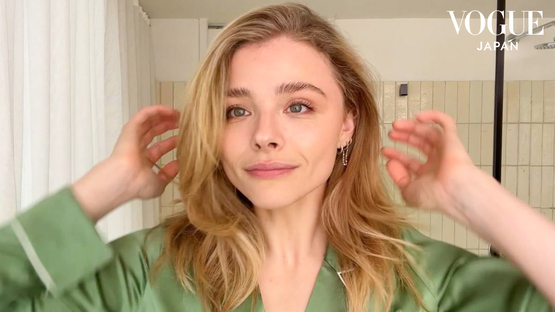 Watch クロエ グレース モレッツが 朝のスキンケアとオフの日のメイクを紹介 Beauty Secrets Beauty Secrets Vogue Japan