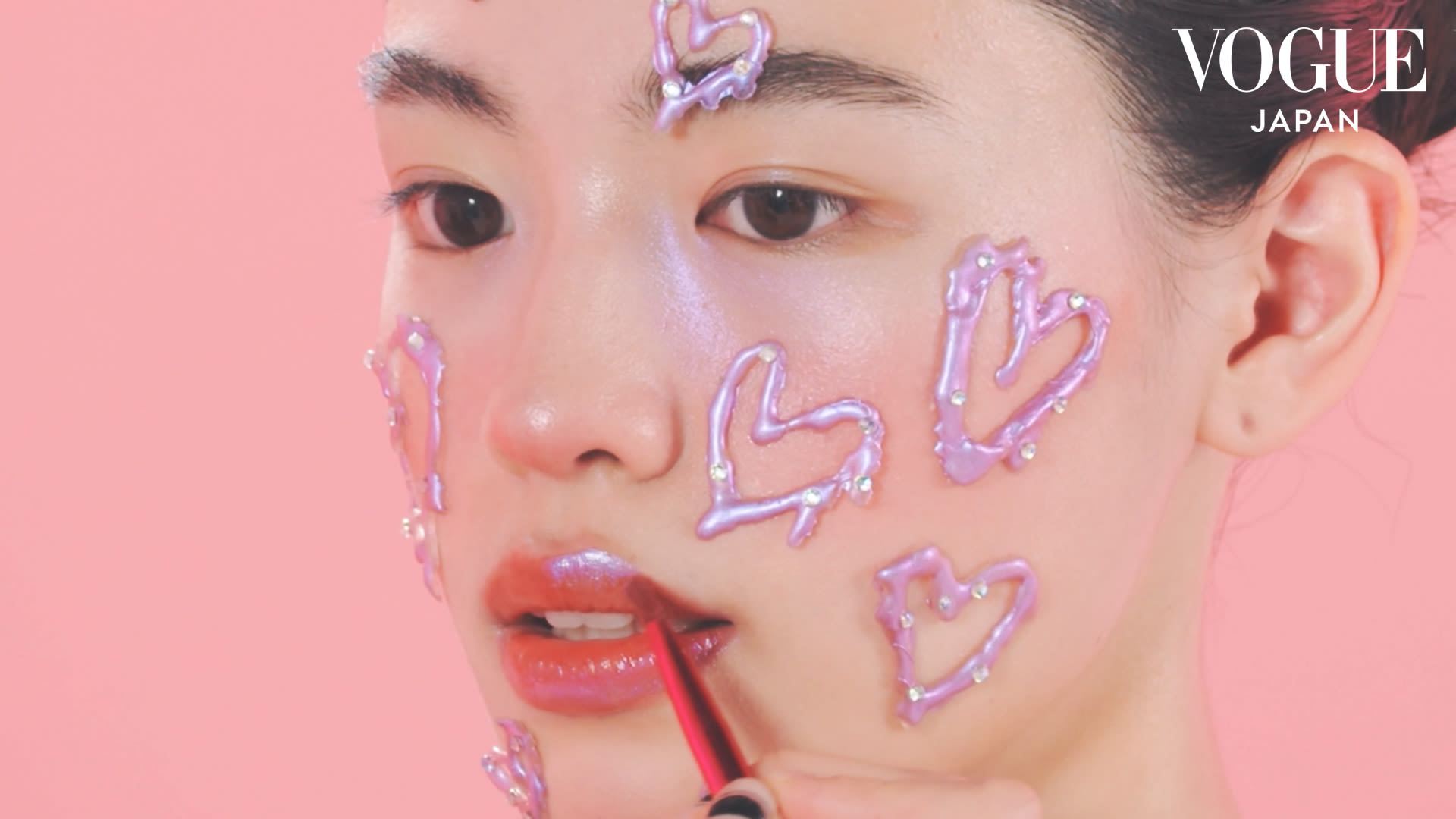 Watch 3人の日本人のプロが「初恋」をテーマにメイクを披露。 Triple Take Triple Take Vogue Japan