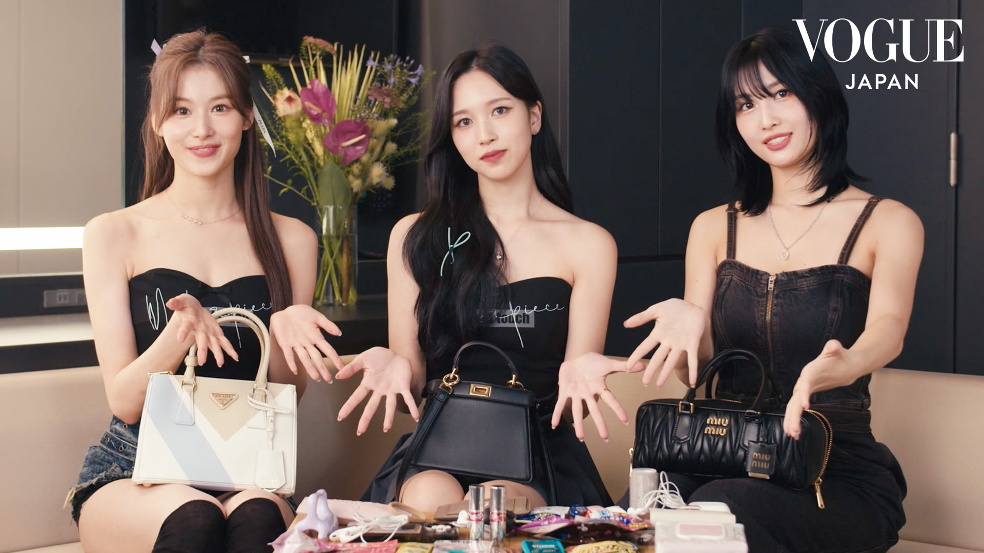 【セール】 福袋 の通販 MISAMOのミナ、サナ、モモがバッグの中身を披露。3人のマストアイテムをCHECK！ | In The Bag | VOGUE JAPAN アイドル