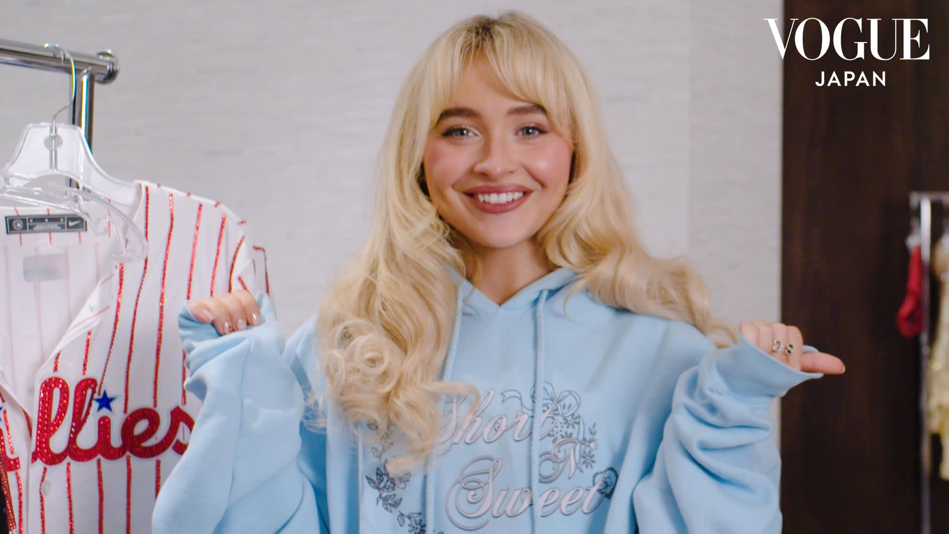 Watch サブリナ・カーペンター、ツアーの最新衣装をお披露目。 | Vogue