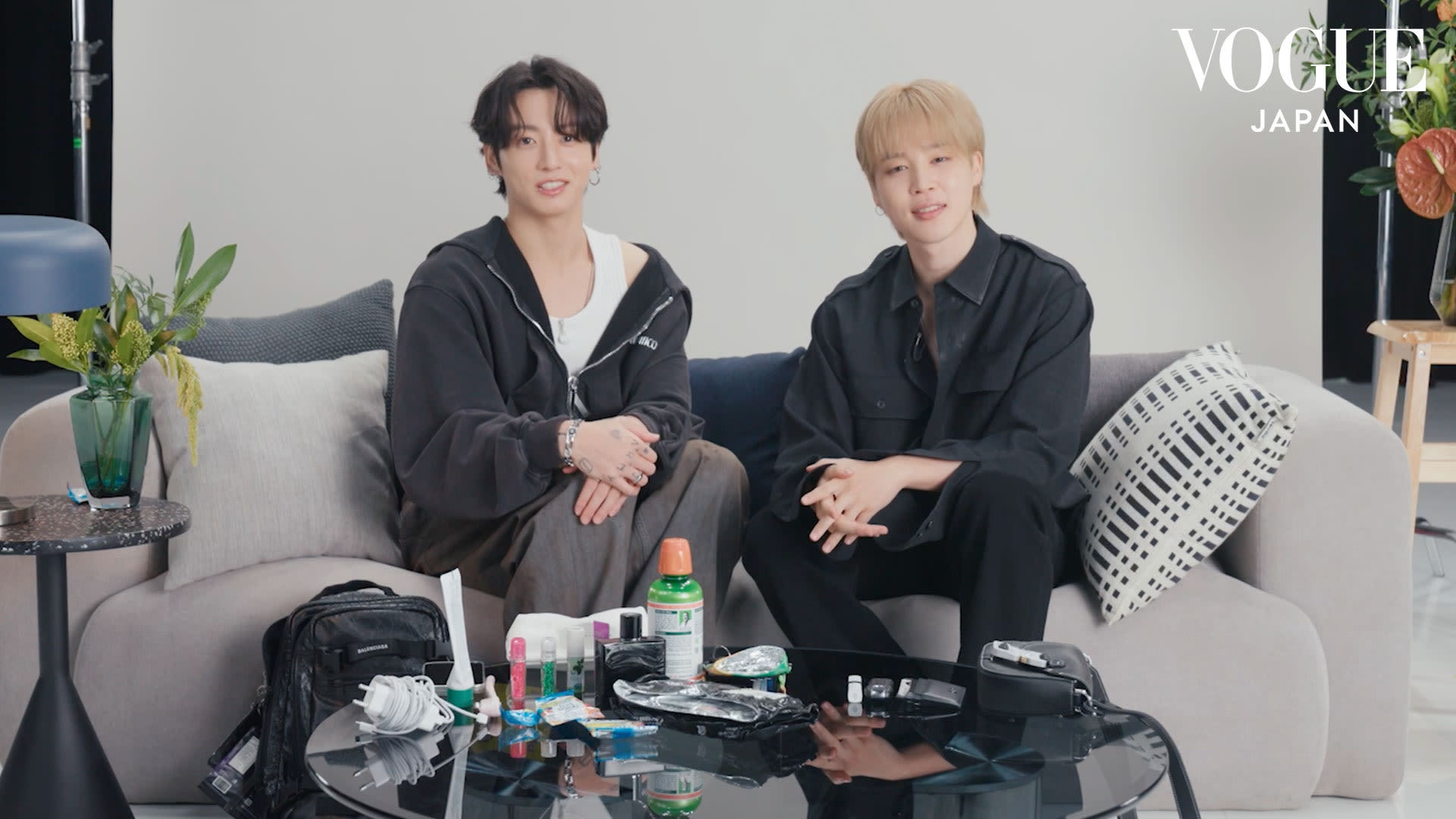 BTS ハッピー袋 (主にグクとジミン) Watch BTSのJIMINとJUNG KOOKのバッグの中身は？対照的な二人が、旅に