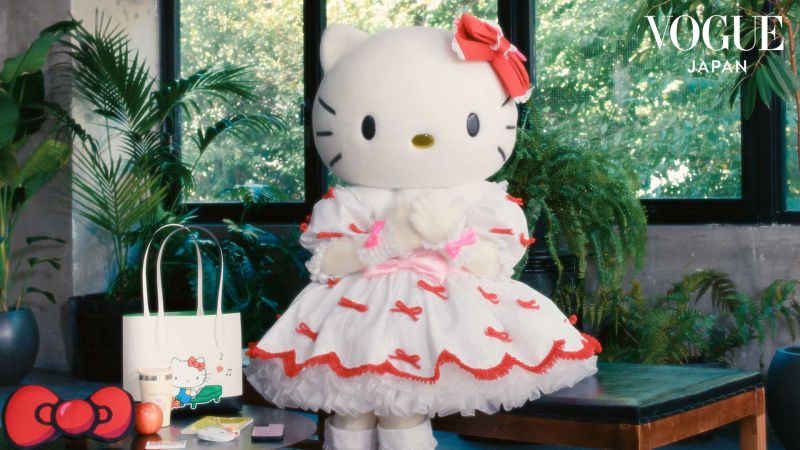 Watch HELLO KITTYのバッグの中身は？美容グッズなどのアイテム