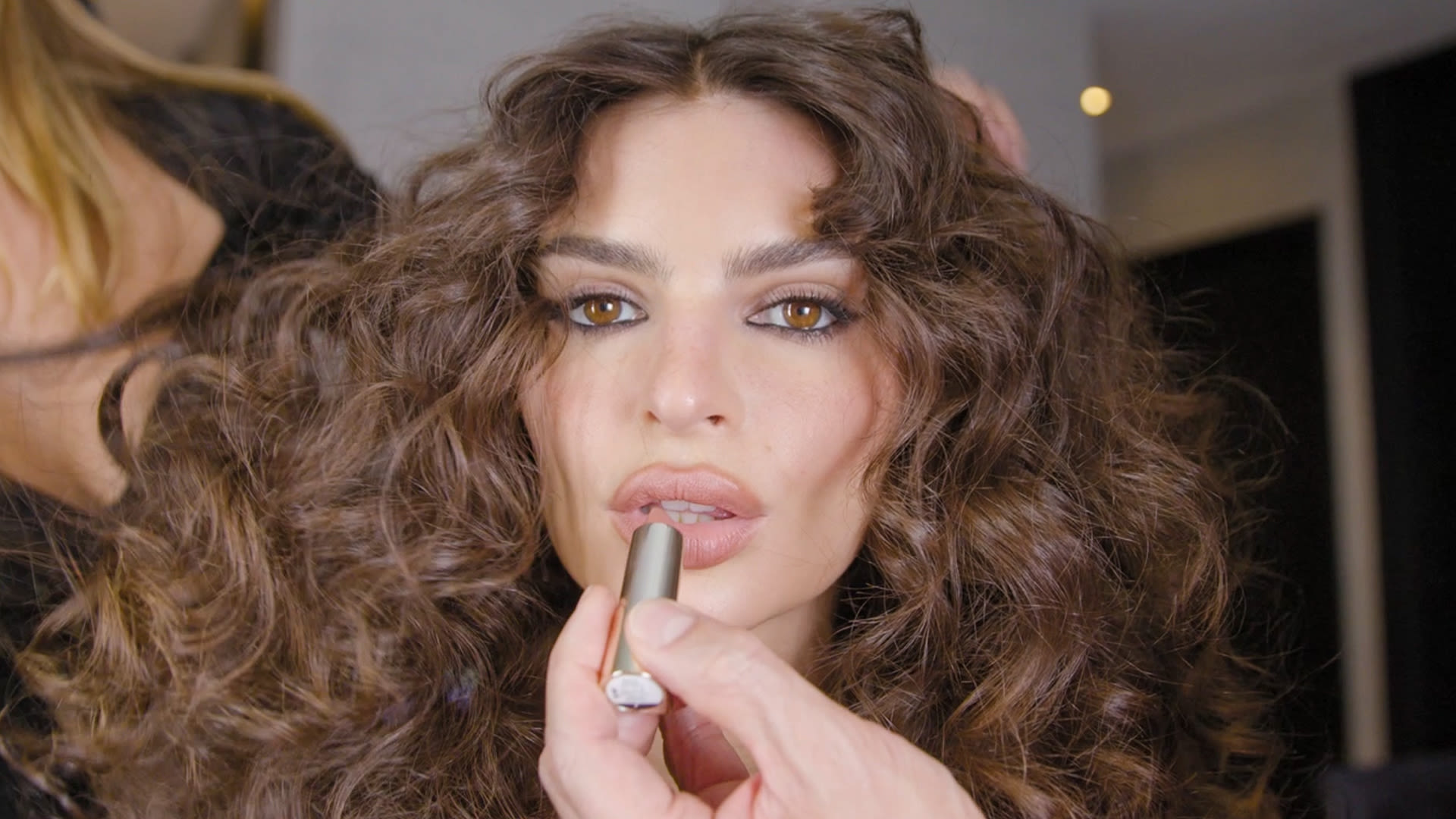 Ver Emily Ratajkowski está lista para celebrar que se convirtió en la ...