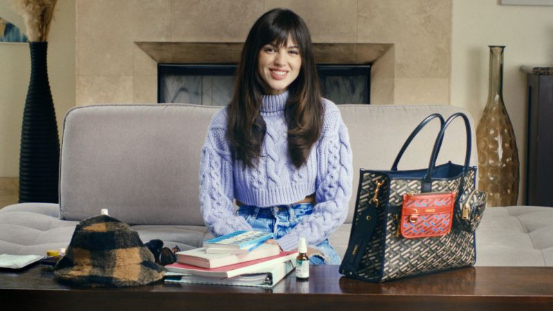 Ver Eiza González y las mil y un cosas que guarda en su bolsa | Vogue