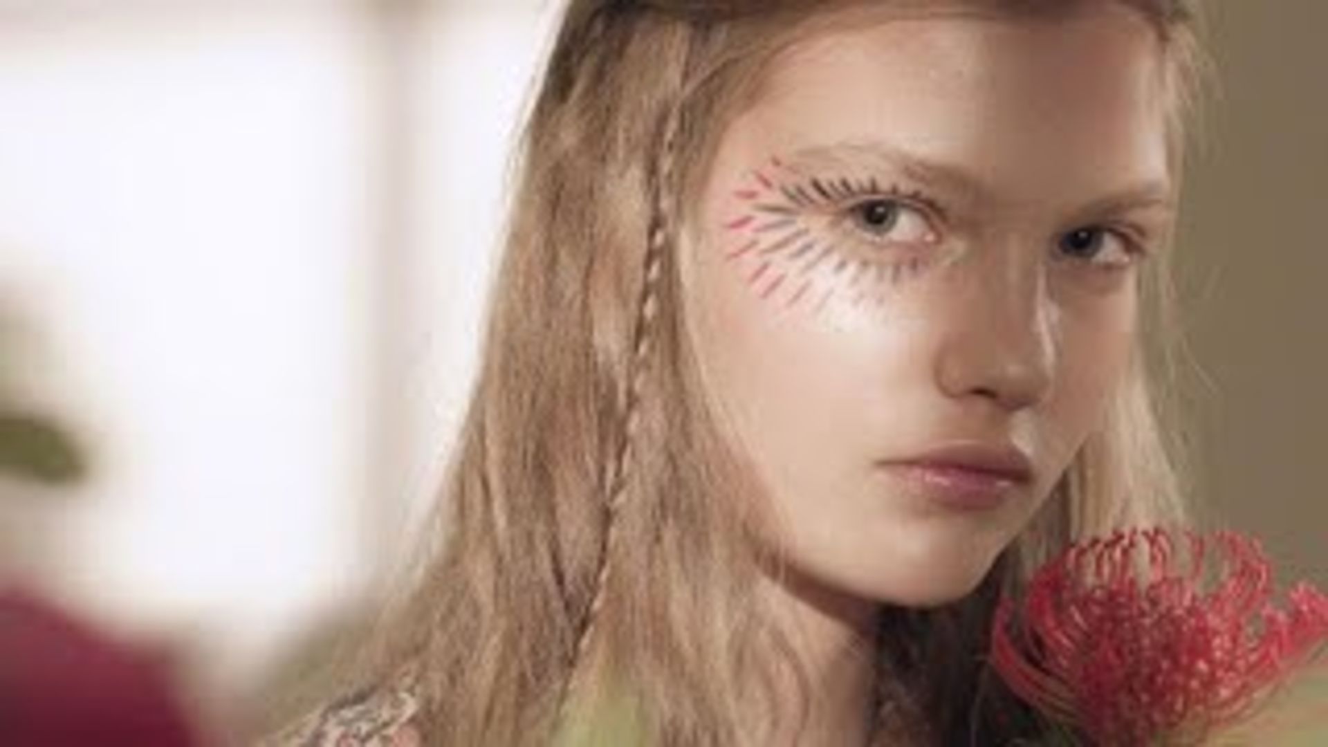 Watch Фестивальный сезон: как создать летний макияж | Vogue Russia