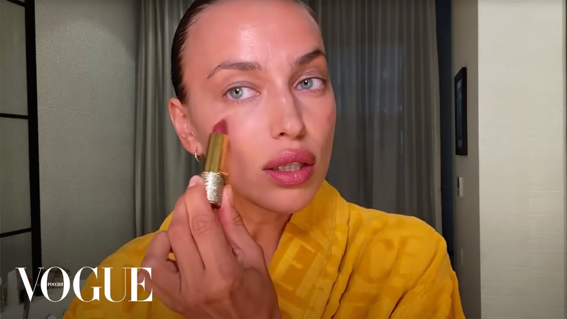 Watch Ирина Шейк о ежедневном уходе и макияже губ | Vogue Russia