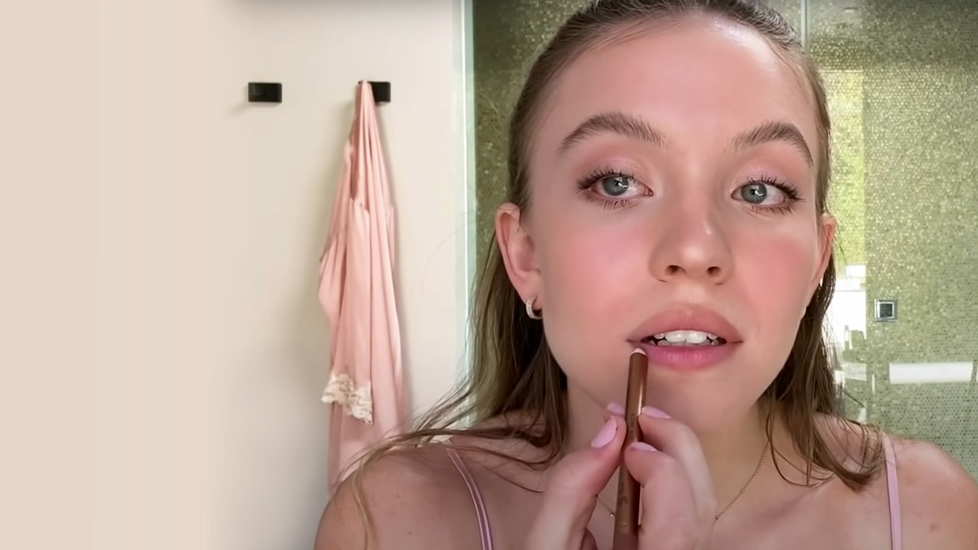 ver-sydney-sweeney-euphoria-gu-a-para-piel-sensible-y-maquillaje