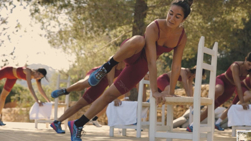 Ver Entrenamiento al aire libre con Ffitcoco y Reebok - Ffit silla con  cardio y tonificación | Vogue España