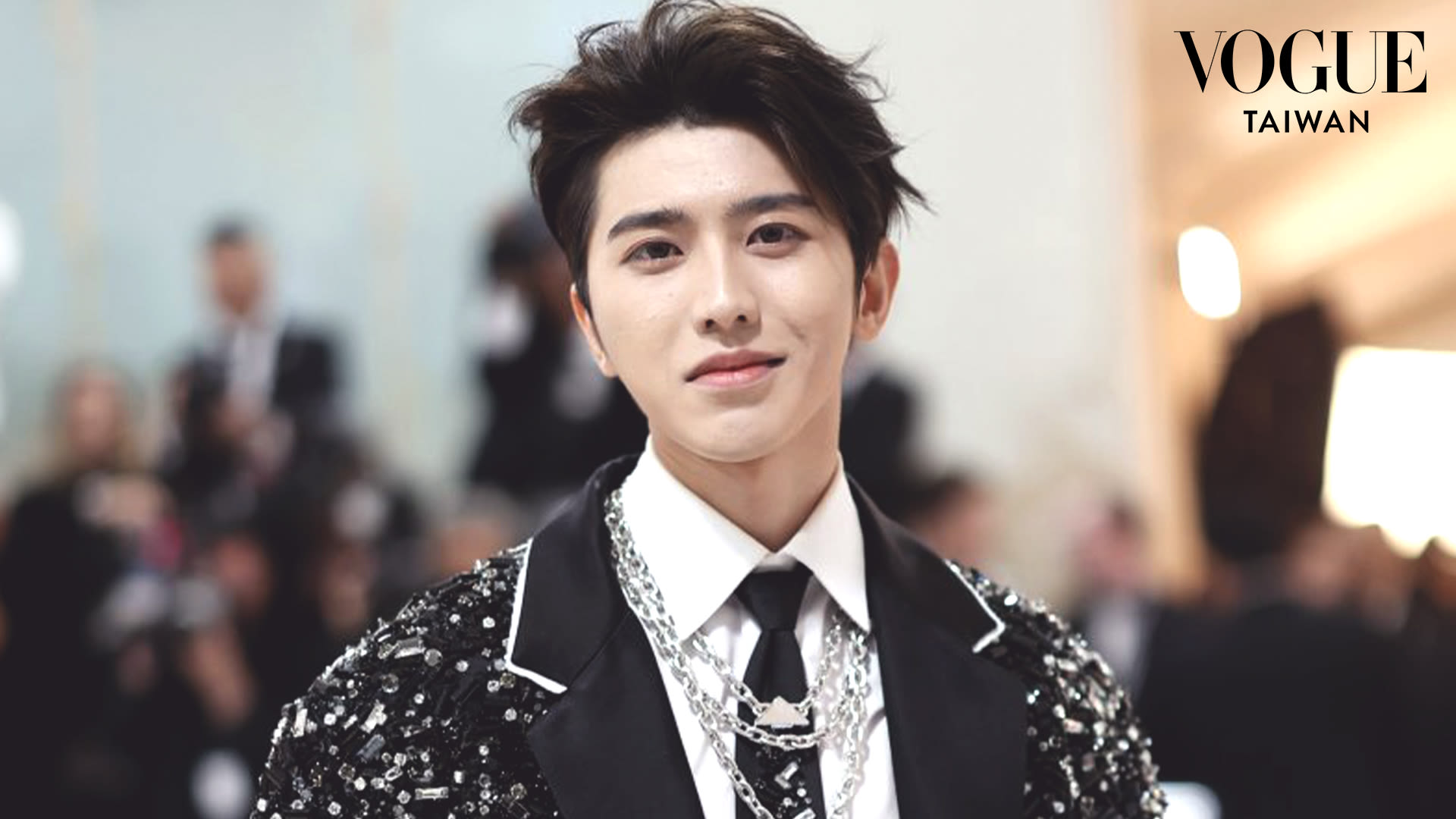 Watch 蔡徐坤Cai Xukun首次Met Gala！水晶刺繡黑西裝超帥登場｜2023 Met Gala｜Vogue Taiwan