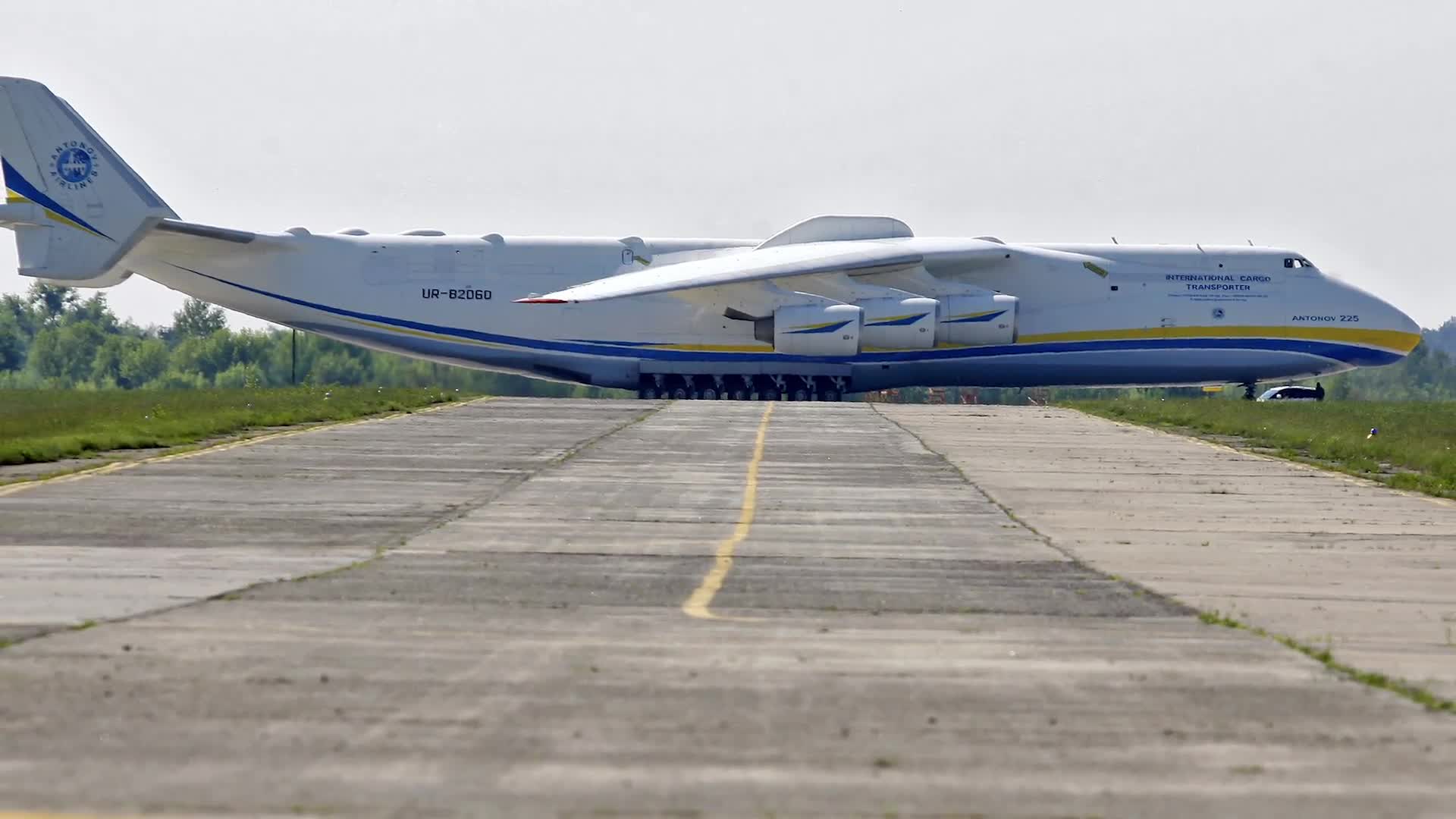 Watch The Largest Plane in the World Stops Traffic in Australia | WIRED
