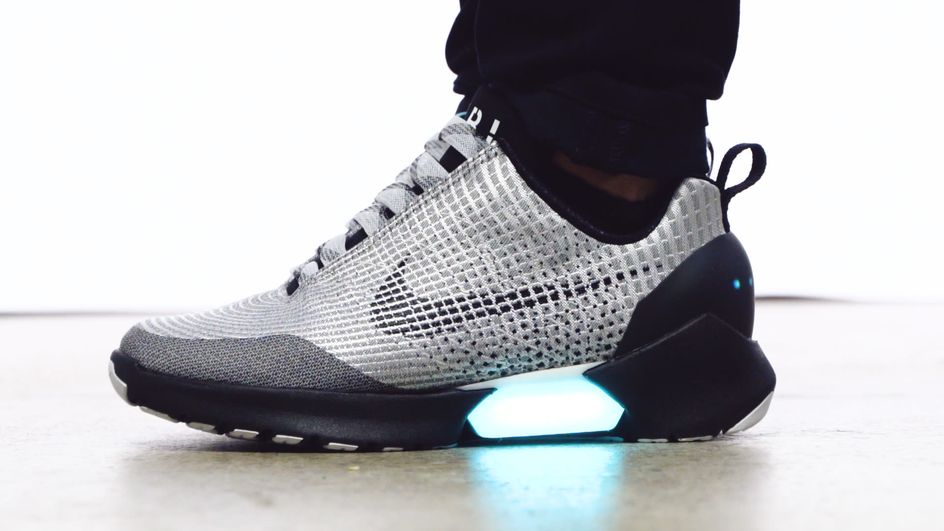 Fuera Marchitar Tentación Watch Meet the HyperAdapt, Nike's Awesome New Power-Lacing Sneaker | WIRED
