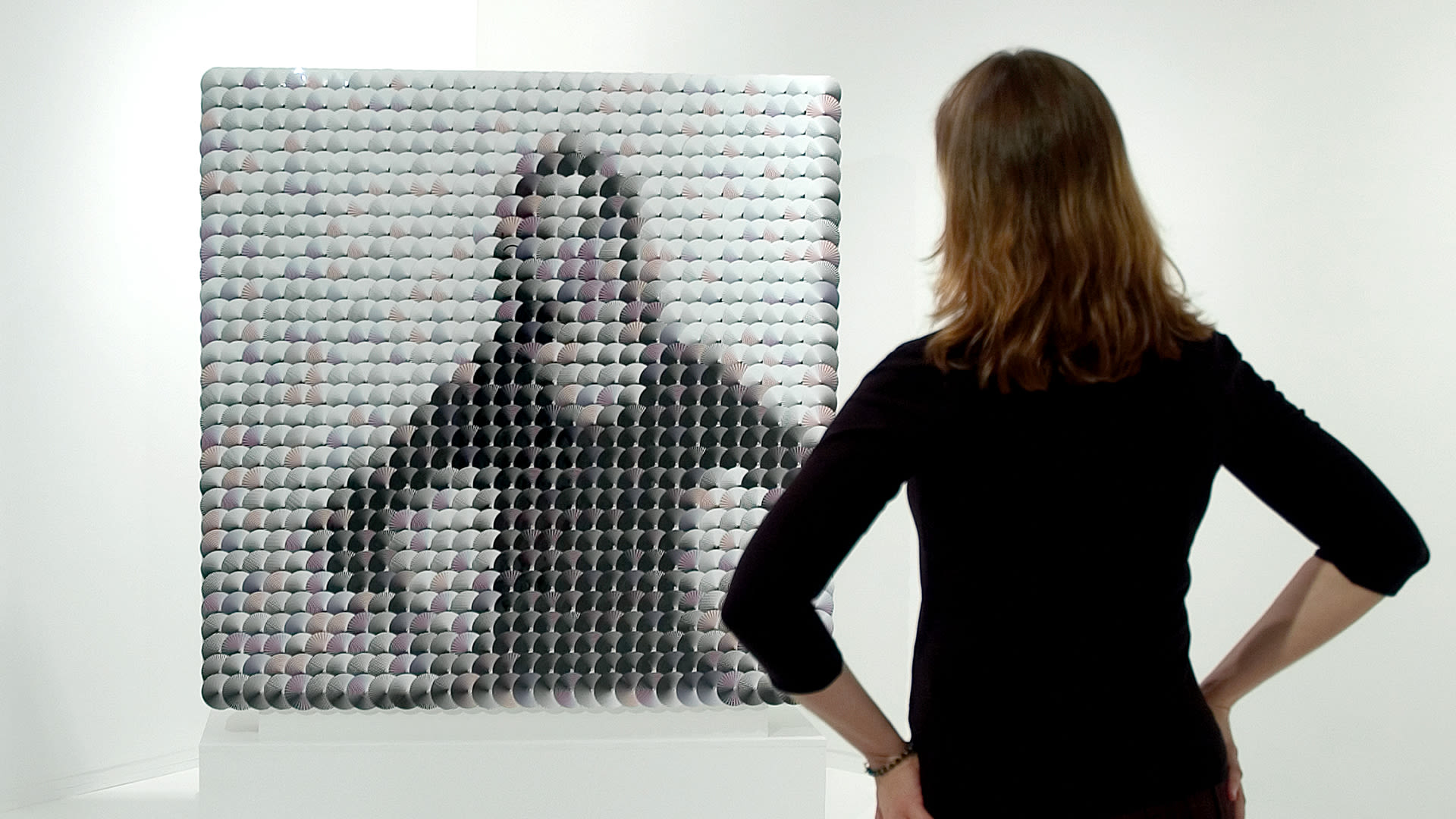 Watch How This Artist Makes Mirrors Out of Pompoms and Wooden Tiles, Obsessed