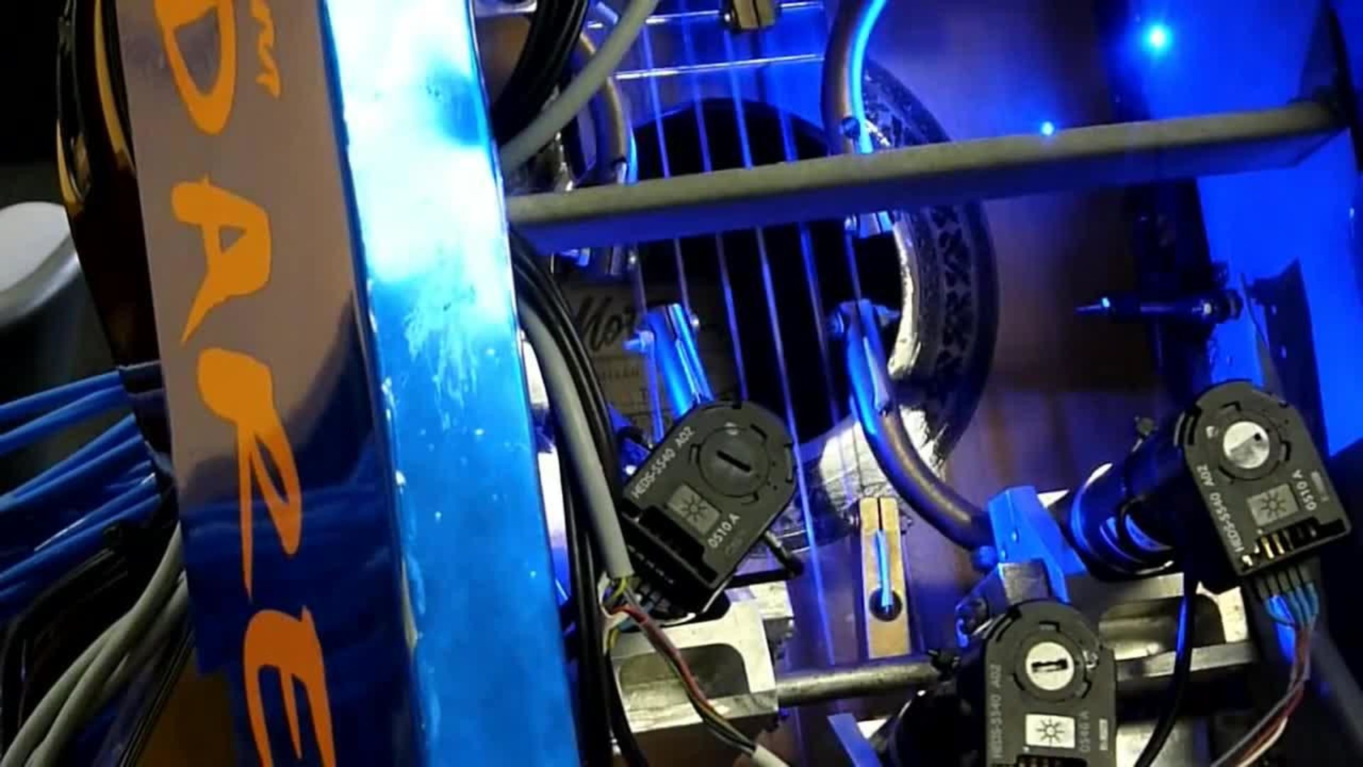 Watch La band di robot che suona (bene) i Red Hot Chili Peppers Wired