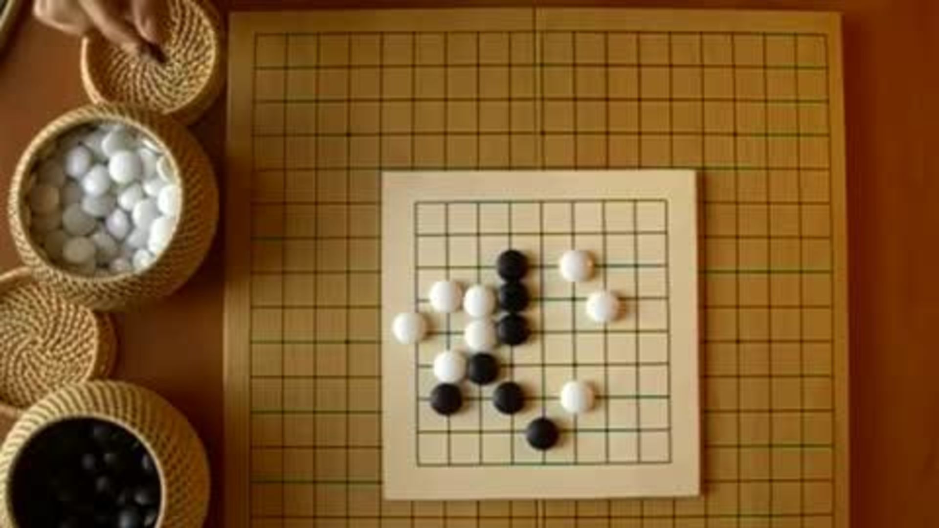 Watch Come si gioca a go, il gioco cinese in cui va forte l'AI di Google Wired Italia